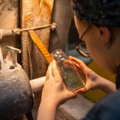 Христина Ковалюк на гравірувальному верстаті