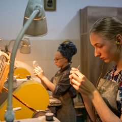 У майстерні холодної обробки Наталія Луцишин і Христина Ковалюк