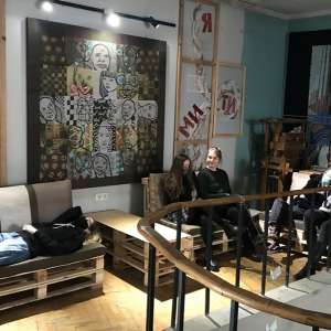 На перерві біля ткацької майстерні – відпочинкова зона для студентів.