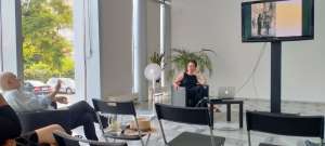 Обговорення підсумків проєкту Весняний салон та стратегії діяльності Галереї сучасного мистецтва з артспільнотою Ополе. 2023 p..Фото автора.