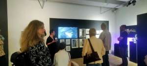 Кураторська екскурсія  проектом Весняний салон директорки GSW Йоанни Філіпчик. 2023 р. Фото автора.