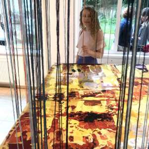 22.	 В Галереї ЛНАМ в очікуванні захисту дипломної роботи ОР «бакалавр» - І.Тарасюк (ОП «Художній розпис тканин»), 2019