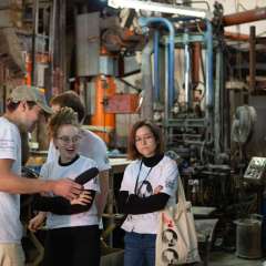 У склоцеху ТВП Фірма "Старт": Остап Іванишин, Христина Ковалюк і завжди серйозна Христина Спільник