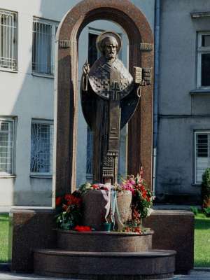 Пам`ятник Св. Миколаю — покровителю м.Луцьк. Бронза, граніт,2000