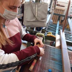 На перерві біля ткацької майстерні – відпочинкова зона для студентів.